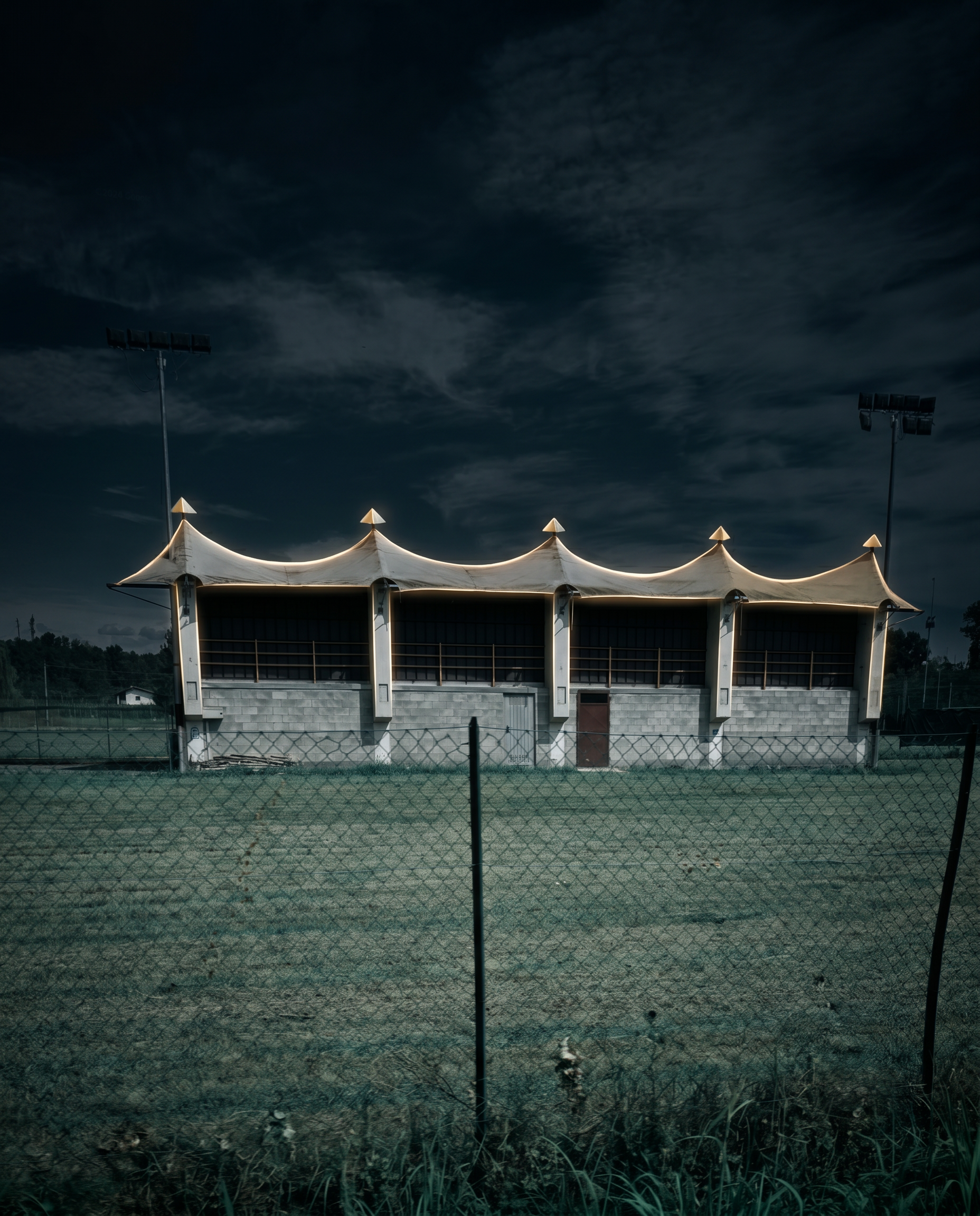 La tribuna del Roasio Stadium con la copertura a vele