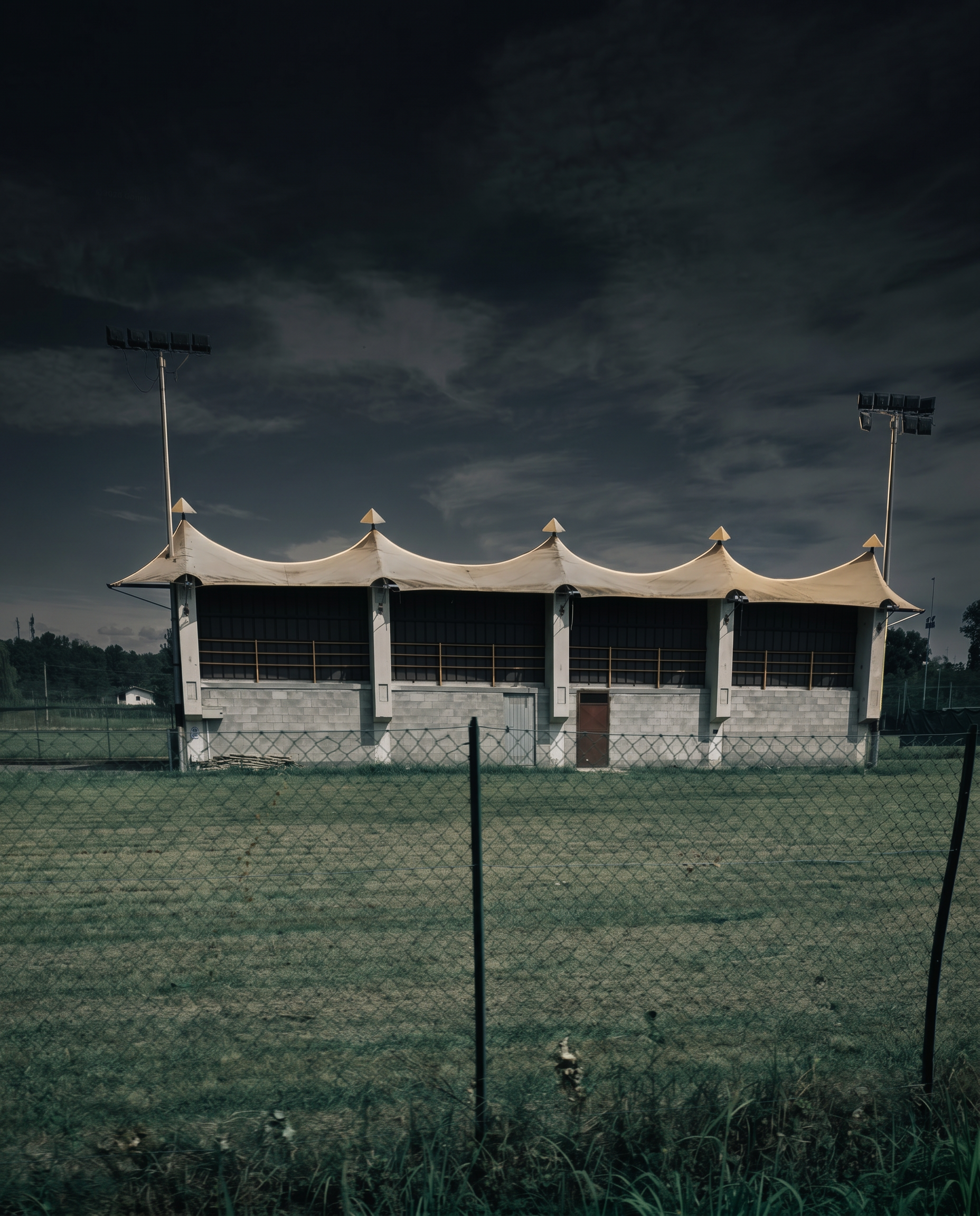 La tribuna e uno dei campi d'allenamento del Roasio Stadium di Roasio